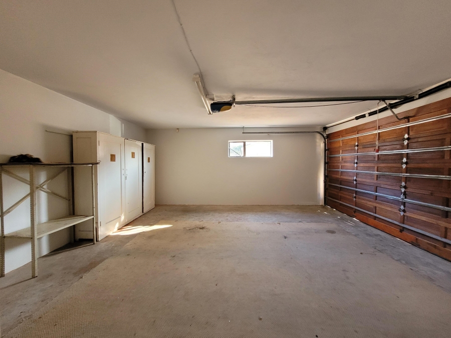 To Let 4 Bedroom Property for Rent in Wavecrest Eastern Cape